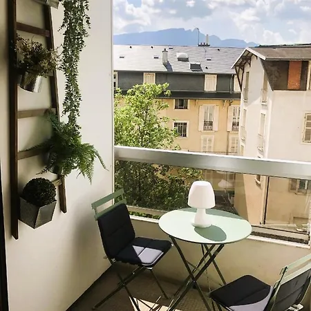 Paisible Studio Avec Agréable Loggia Et Vue Dégagée